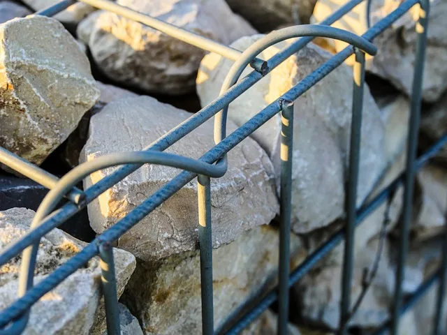 Mur en gabion intégrant des pierres pour un aménagement extérieur original