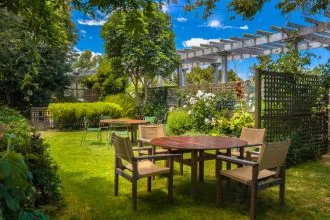 coin détente avec piscine et espace de jeux pour enfants dans un jardin
