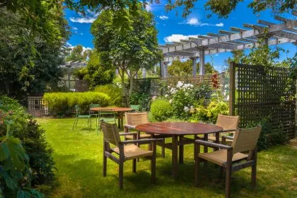 coin détente avec piscine et espace de jeux pour enfants dans un jardin